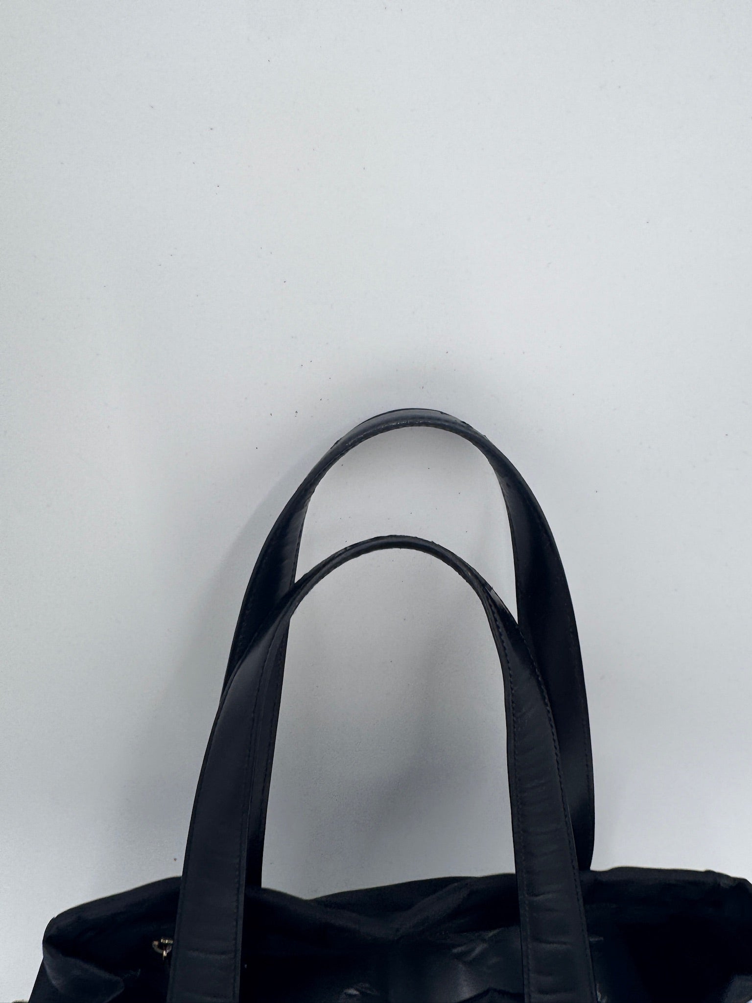 Detailaufnahme des Henkels der pre-owned Chanel Shopper Stoff (Schwarz).