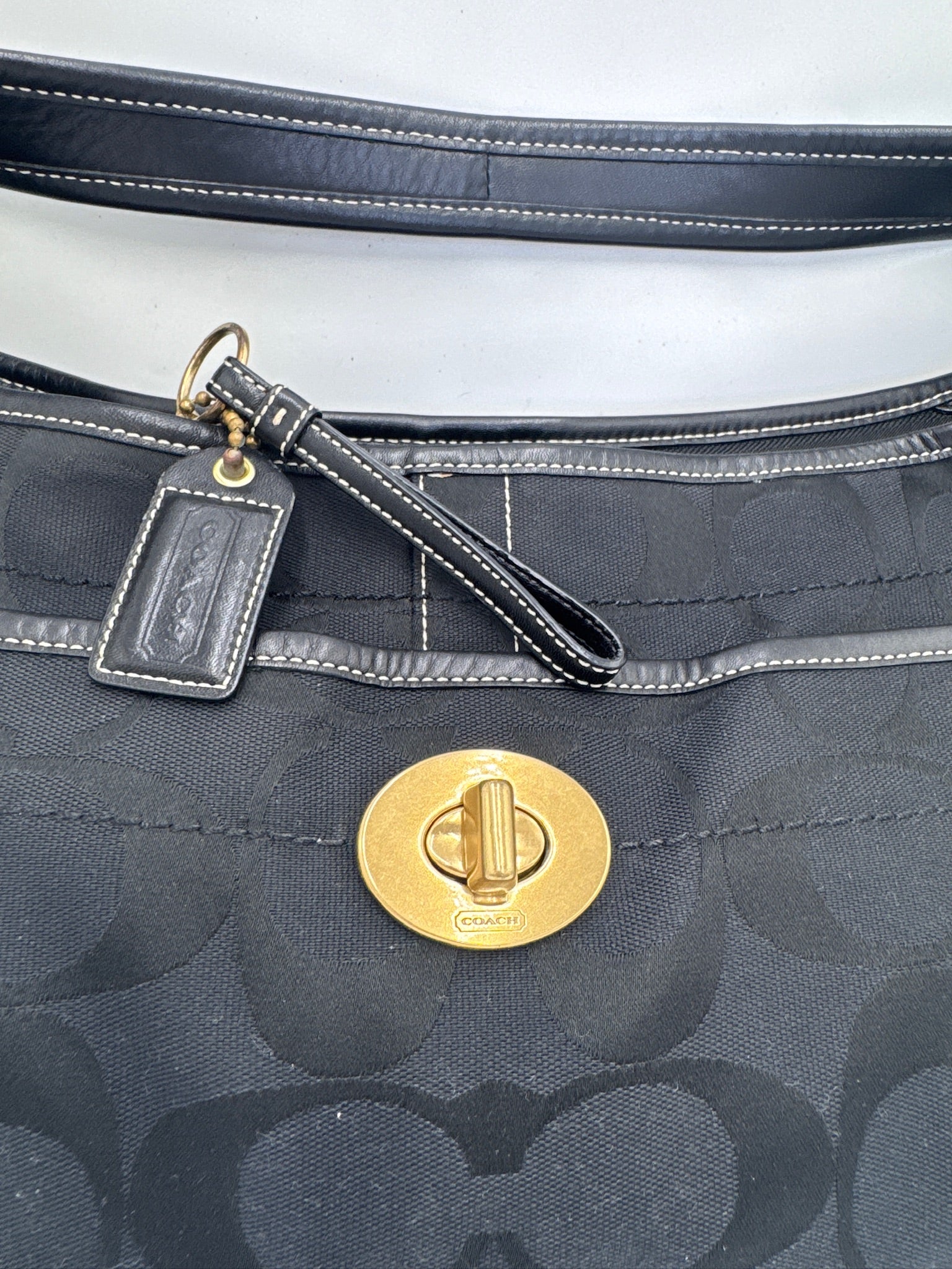 Metallelemente der Coach Shoulder Bag (Schwarz), hochwertig verarbeitet.