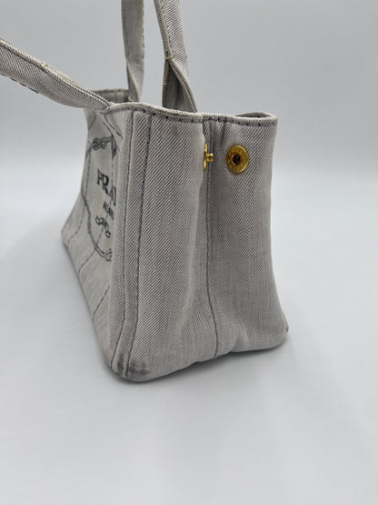 Seitenansicht der Prada Canapa in beige / creme – charaktervolle preloved Tasche.