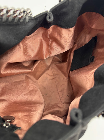 Innenansicht der vintage Stella McCartney Falabella Maci in Schwarz – organisiert und stilvoll.