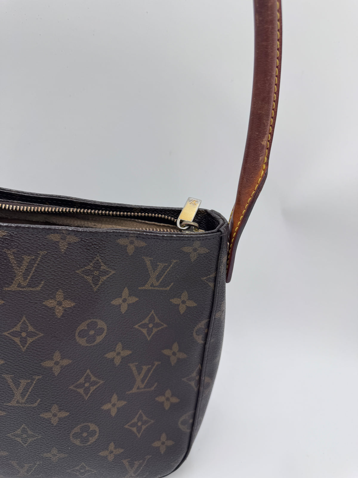 Hardware-Detailansicht der luxury secondhand Louis Vuitton Looping – glänzend in Szene gesetzt.