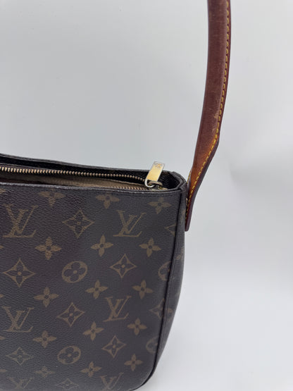 Hardware-Detailansicht der luxury secondhand Louis Vuitton Looping – glänzend in Szene gesetzt.