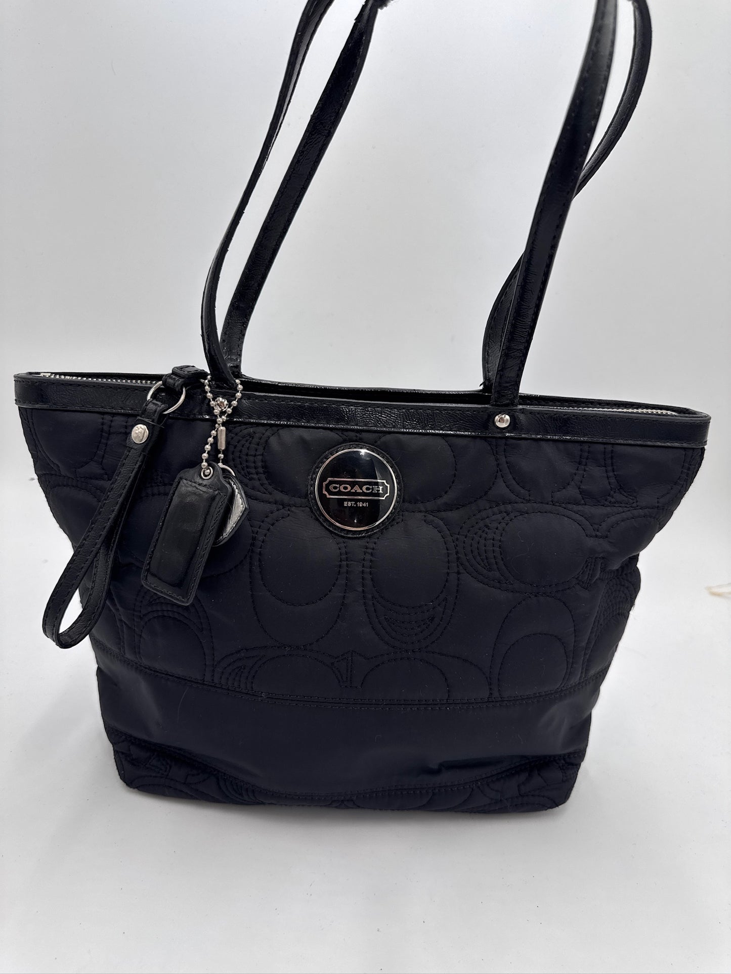 Gesamtdarstellung dieser stilvollen preloved Coach Schultertasche (Schwarz).
