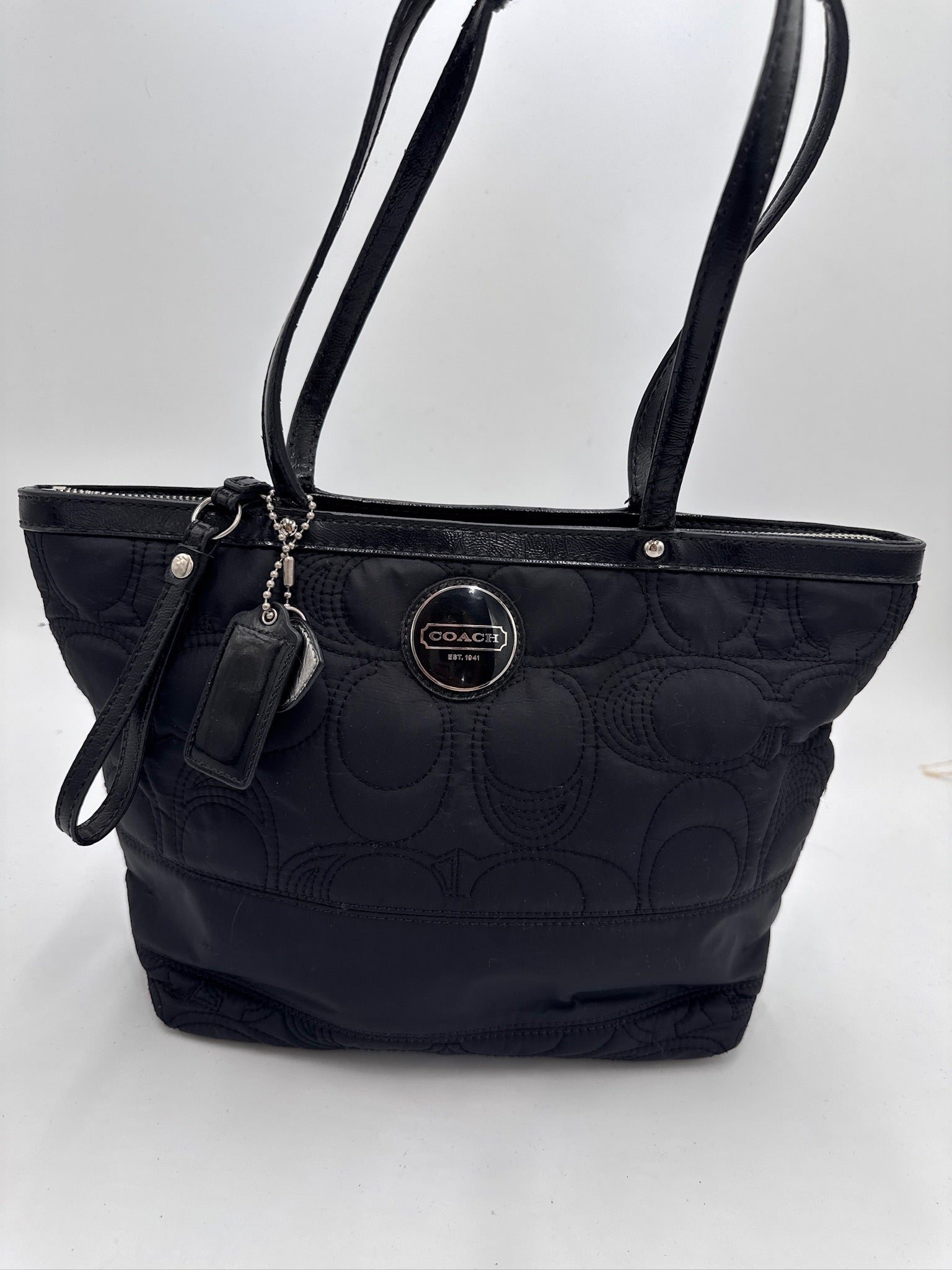 Gesamtdarstellung dieser stilvollen preloved Coach Schultertasche (Schwarz).