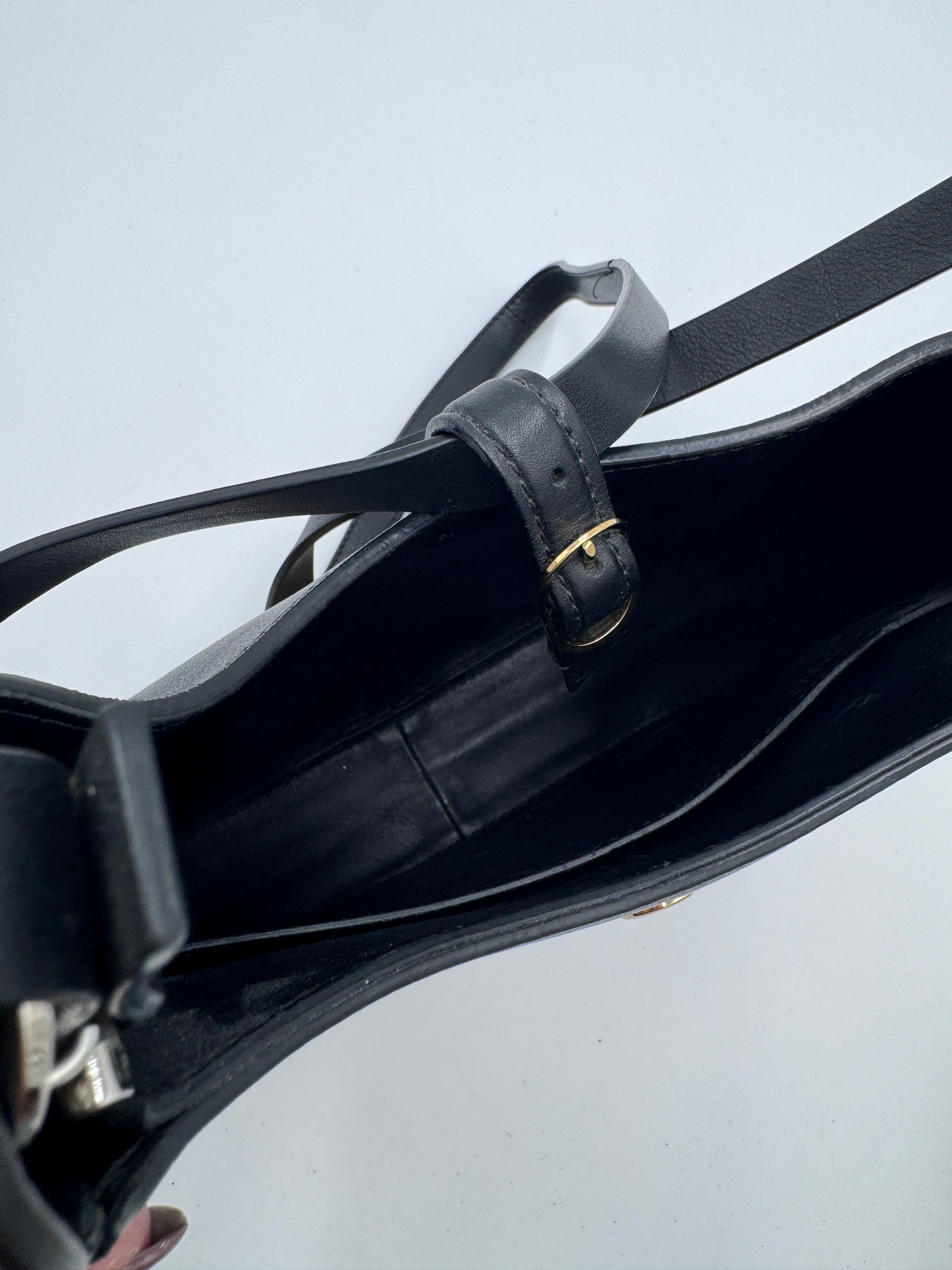 Innenansicht der pre-owned Loewe Joyce Bag in schwarz – organisiert und stilvoll.
