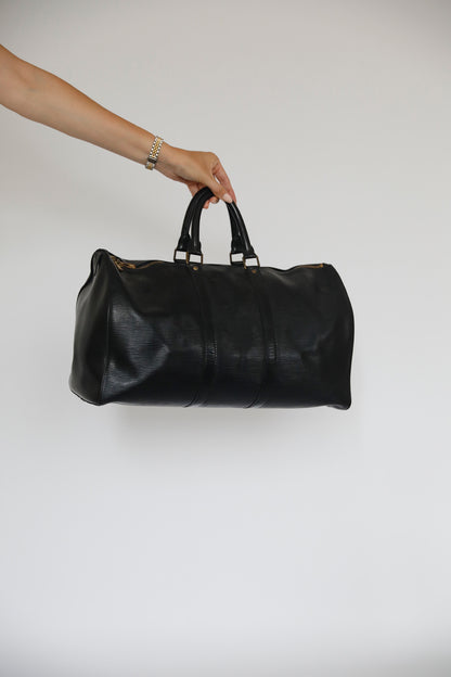 Frontalansicht der preloved Louis Vuitton Keppall 45 in schwarz.