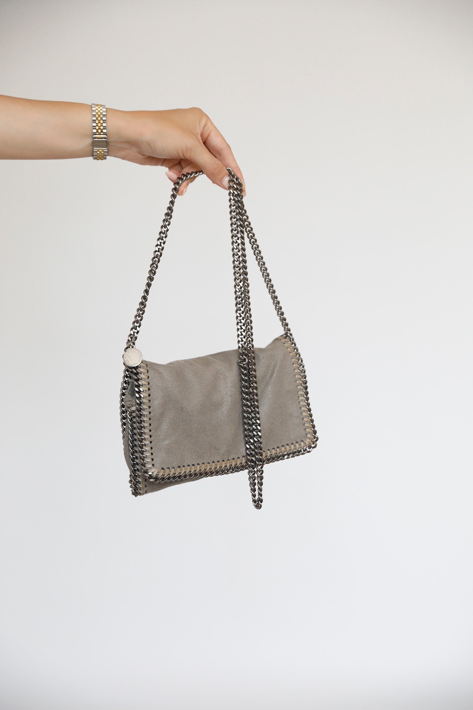 Frontalansicht der pre-owned Stella McCartney crossbody in grau.