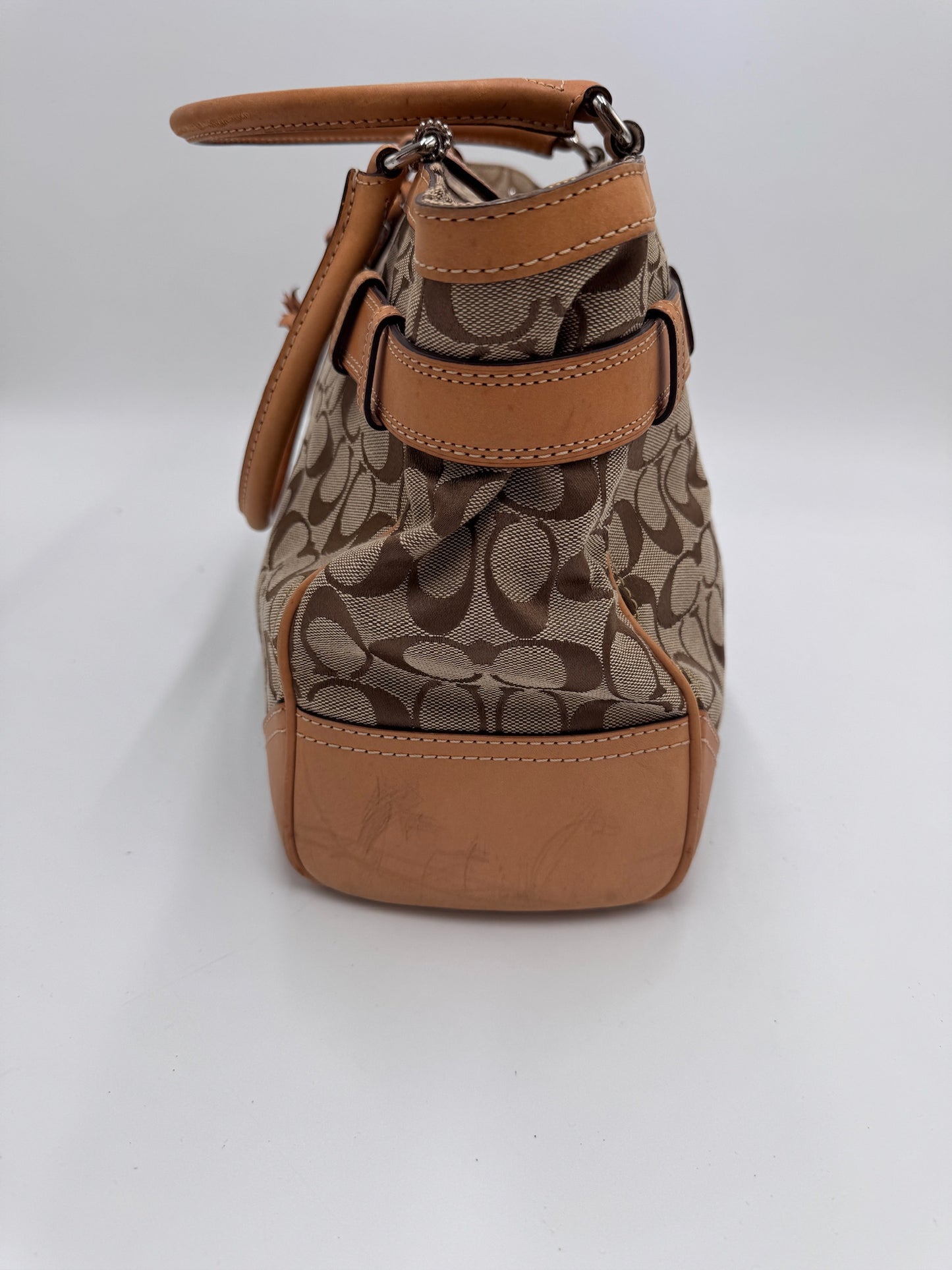 Seitenansicht der Coach Shoulder Bag in Gelb – charaktervolle vintage Tasche.