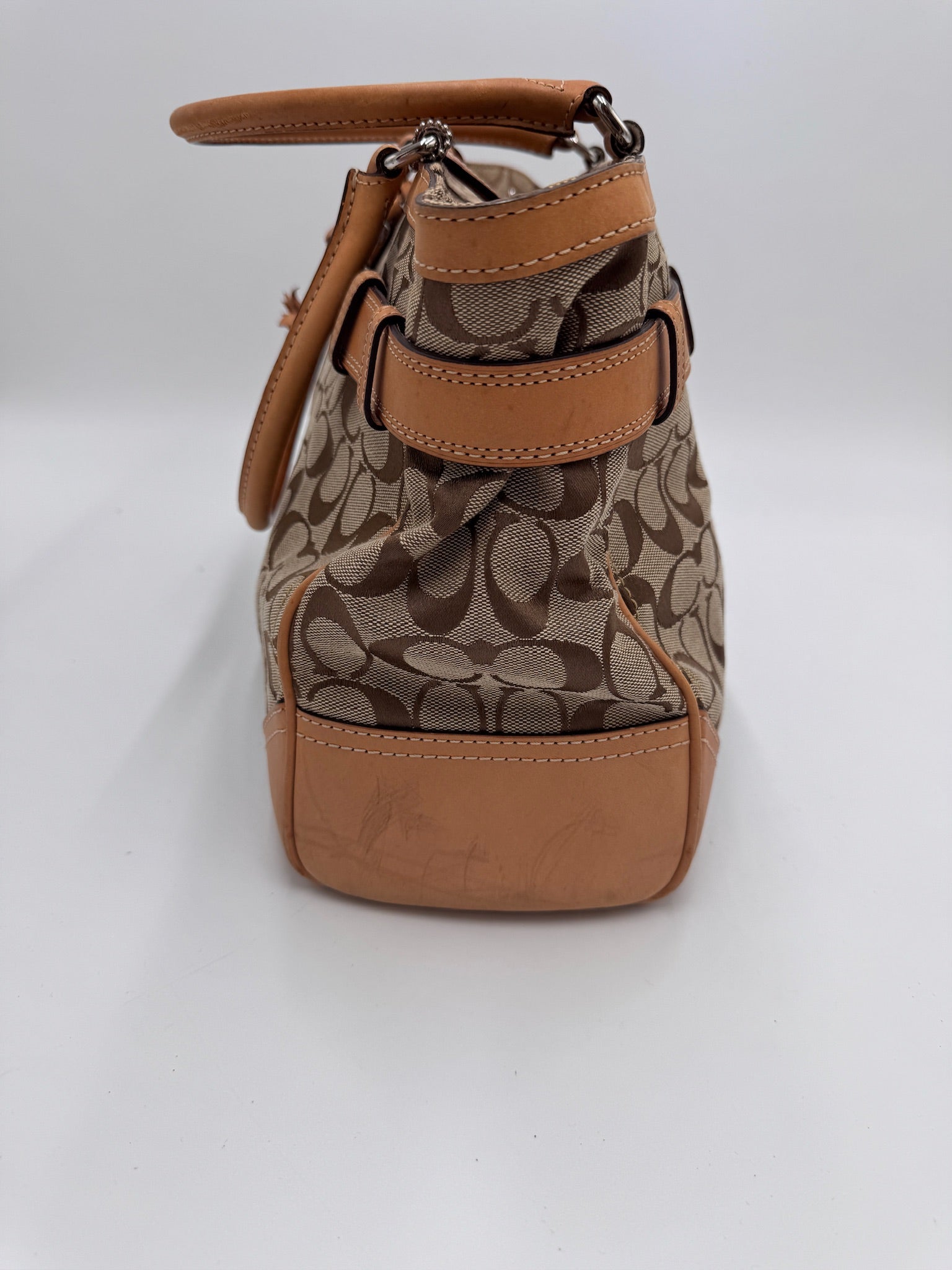 Seitenansicht der Coach Shoulder Bag in Gelb – charaktervolle vintage Tasche.