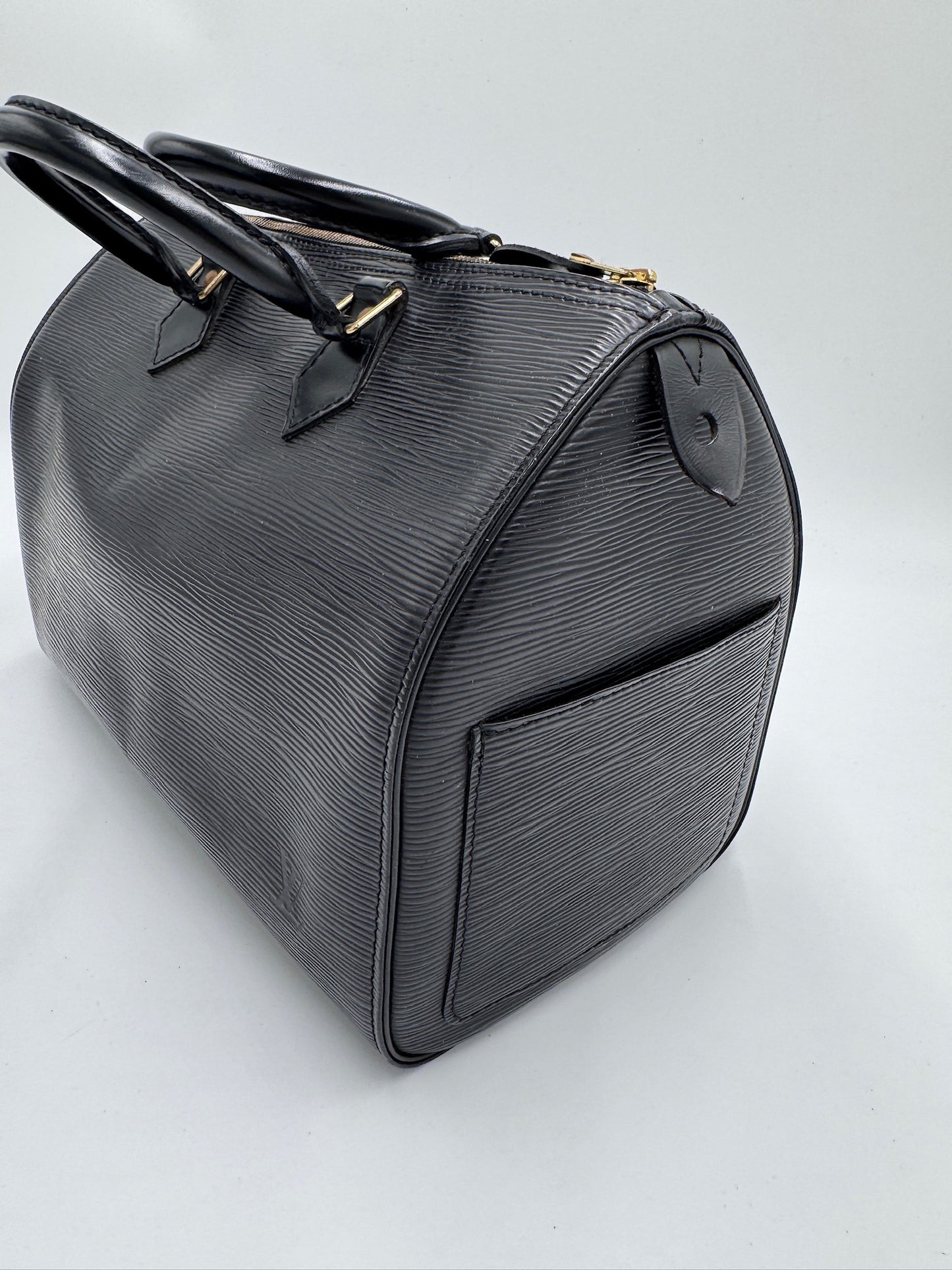 Seitenansicht der Louis Vuitton Epiline Speedy 30 in Schwarz – charaktervolle secondhand Tasche.