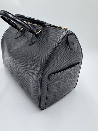 Seitenansicht der Louis Vuitton Epiline Speedy 30 in Schwarz – charaktervolle secondhand Tasche.