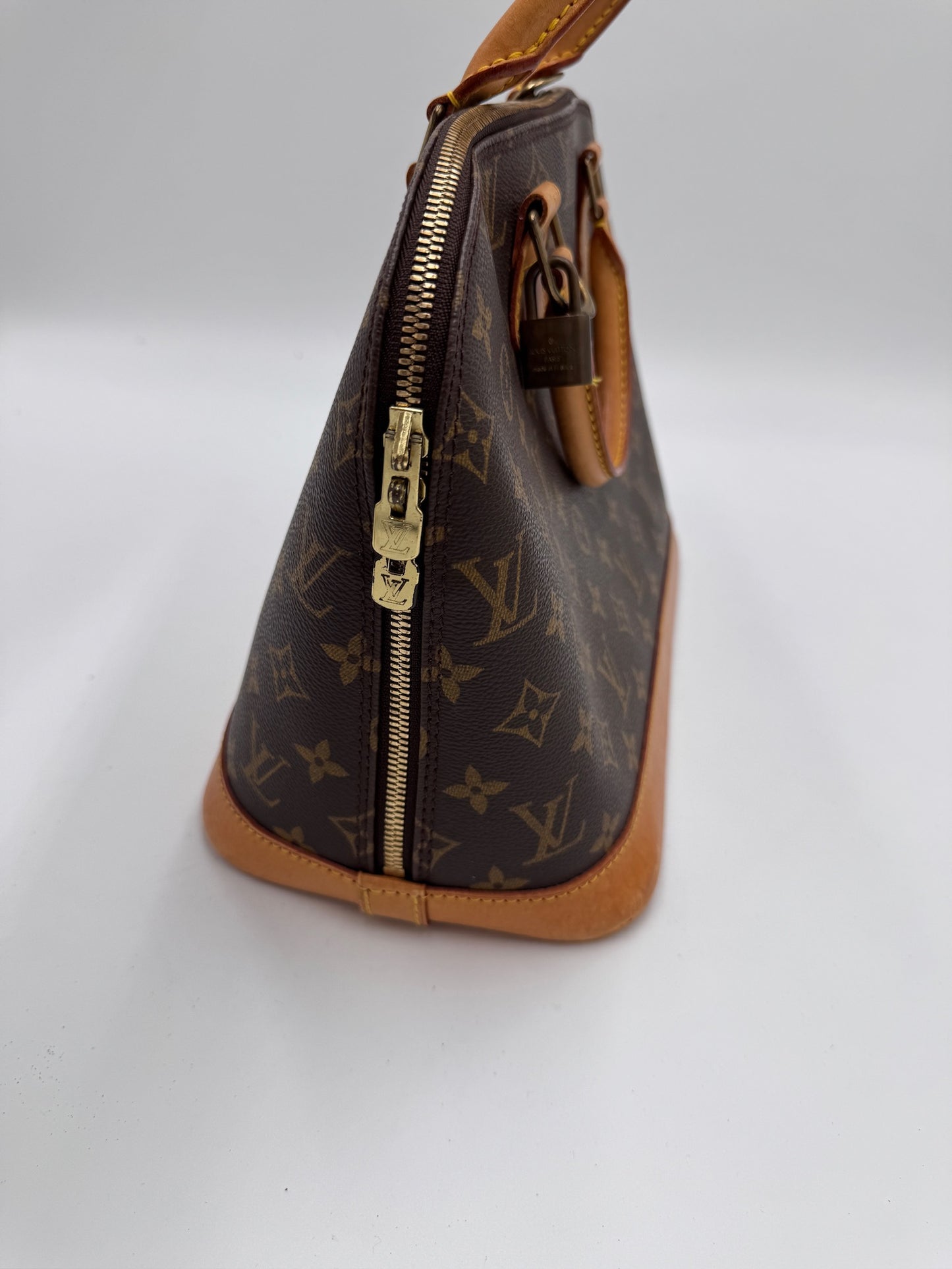 Hardware-Detailansicht der secondhand Saint Laurent Shopper Grey – glänzend in Szene gesetzt.