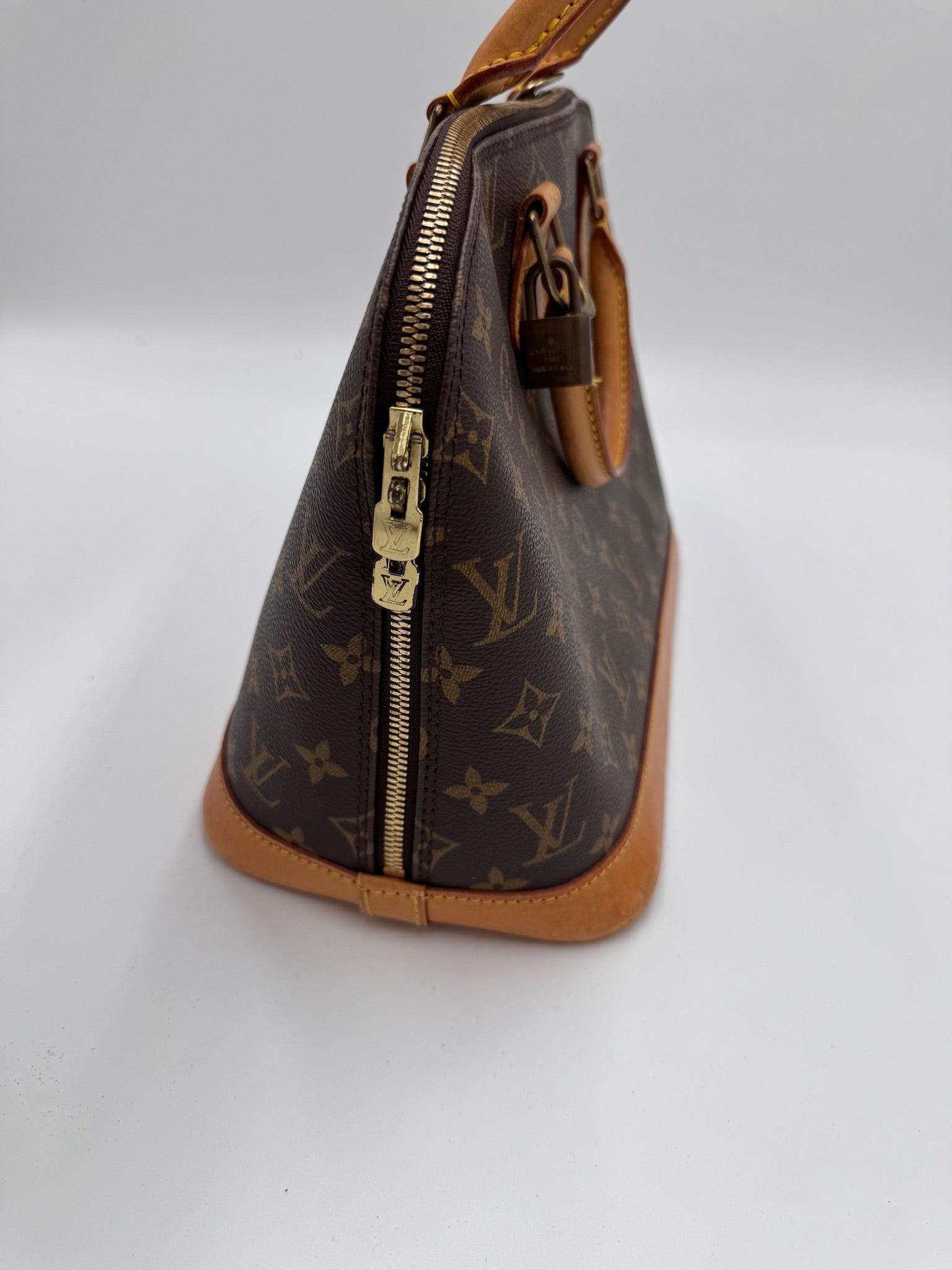 Hardware-Detailansicht der secondhand Saint Laurent Shopper Grey – glänzend in Szene gesetzt.