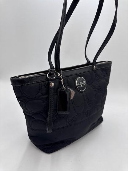 Seitliche Perspektive der pre-owned Coach Schultertasche, betont das elegante Profil.