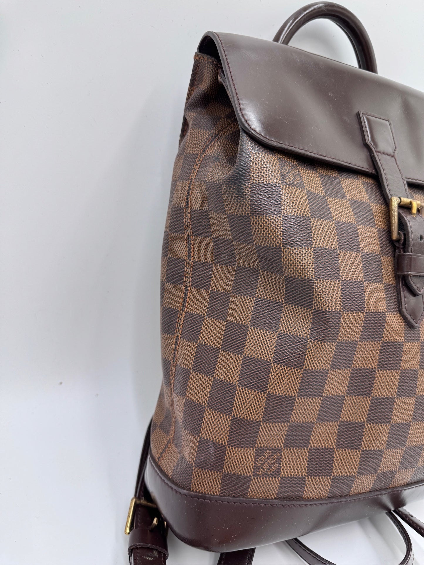 Unterseite dieser preloved Louis Vuitton Rucksack mit edlem Look in Braun.