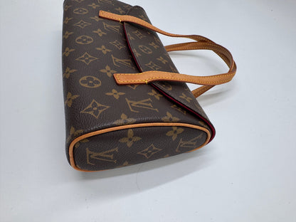 Seitliche Perspektive der vintage Louis Vuitton Sonatine, betont das elegante Profil.