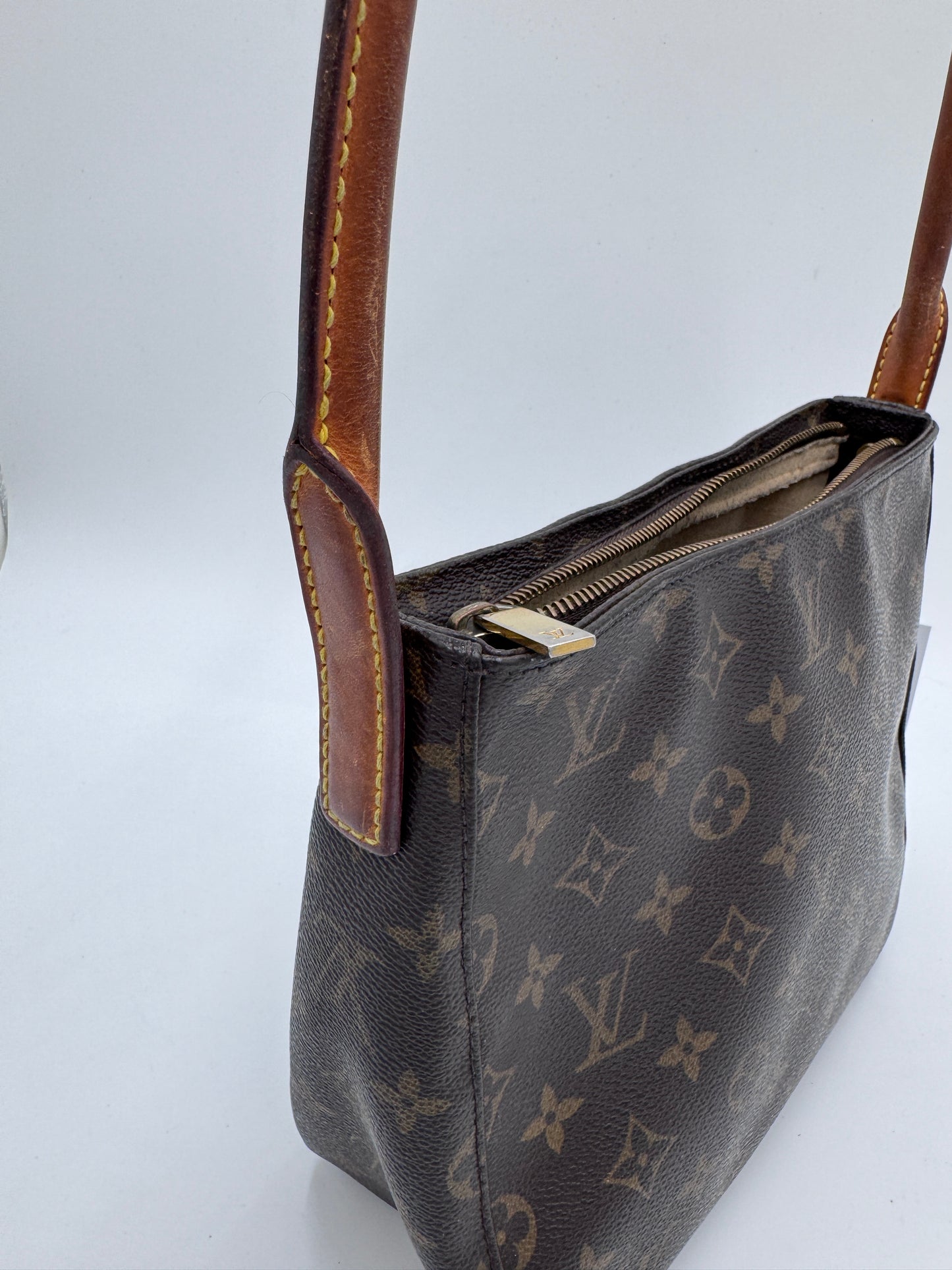 Nahaufnahme der preloved Louis Vuitton Looping – feinste Details in monogram.