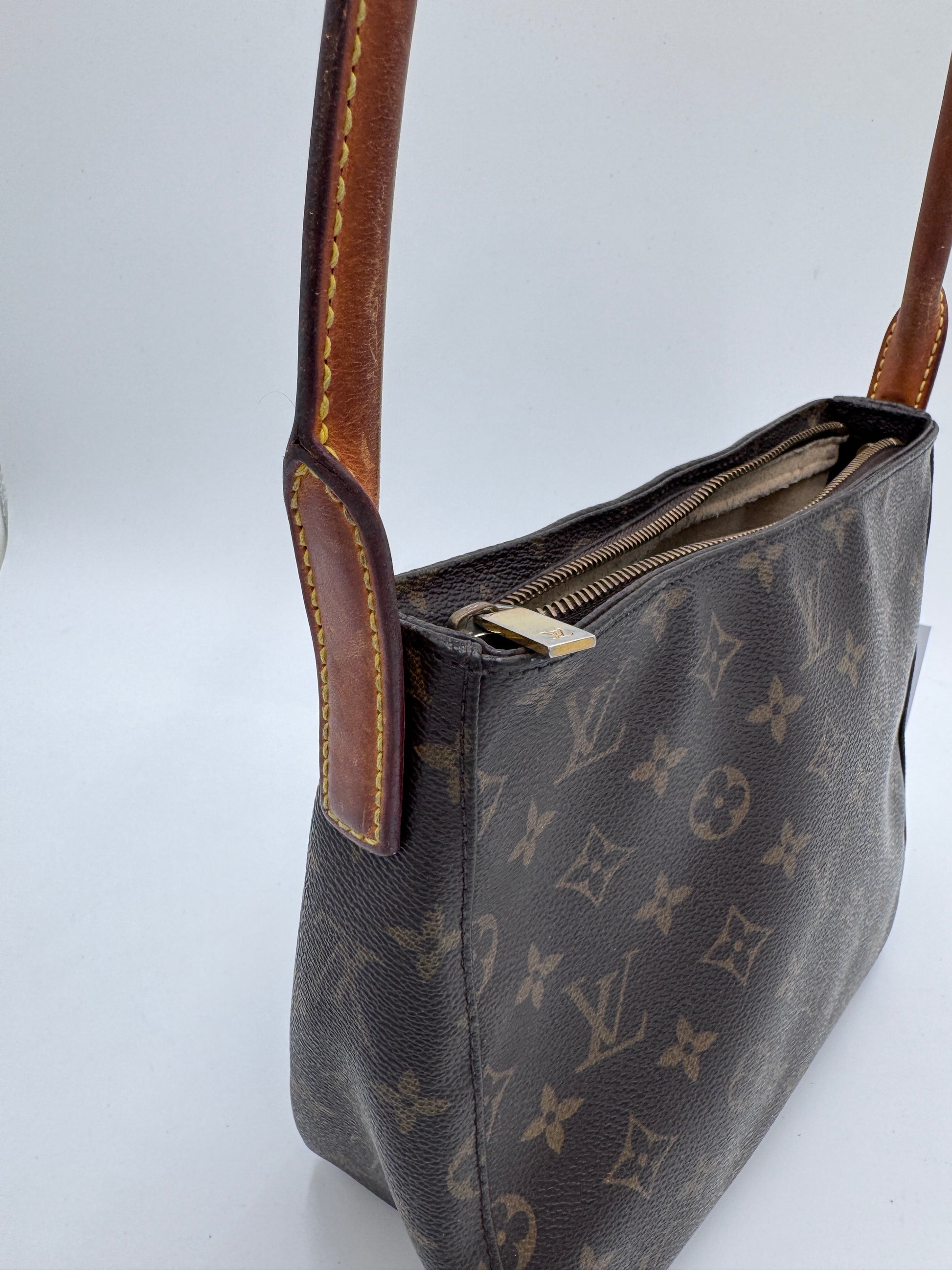 Nahaufnahme der preloved Louis Vuitton Looping – feinste Details in monogram.