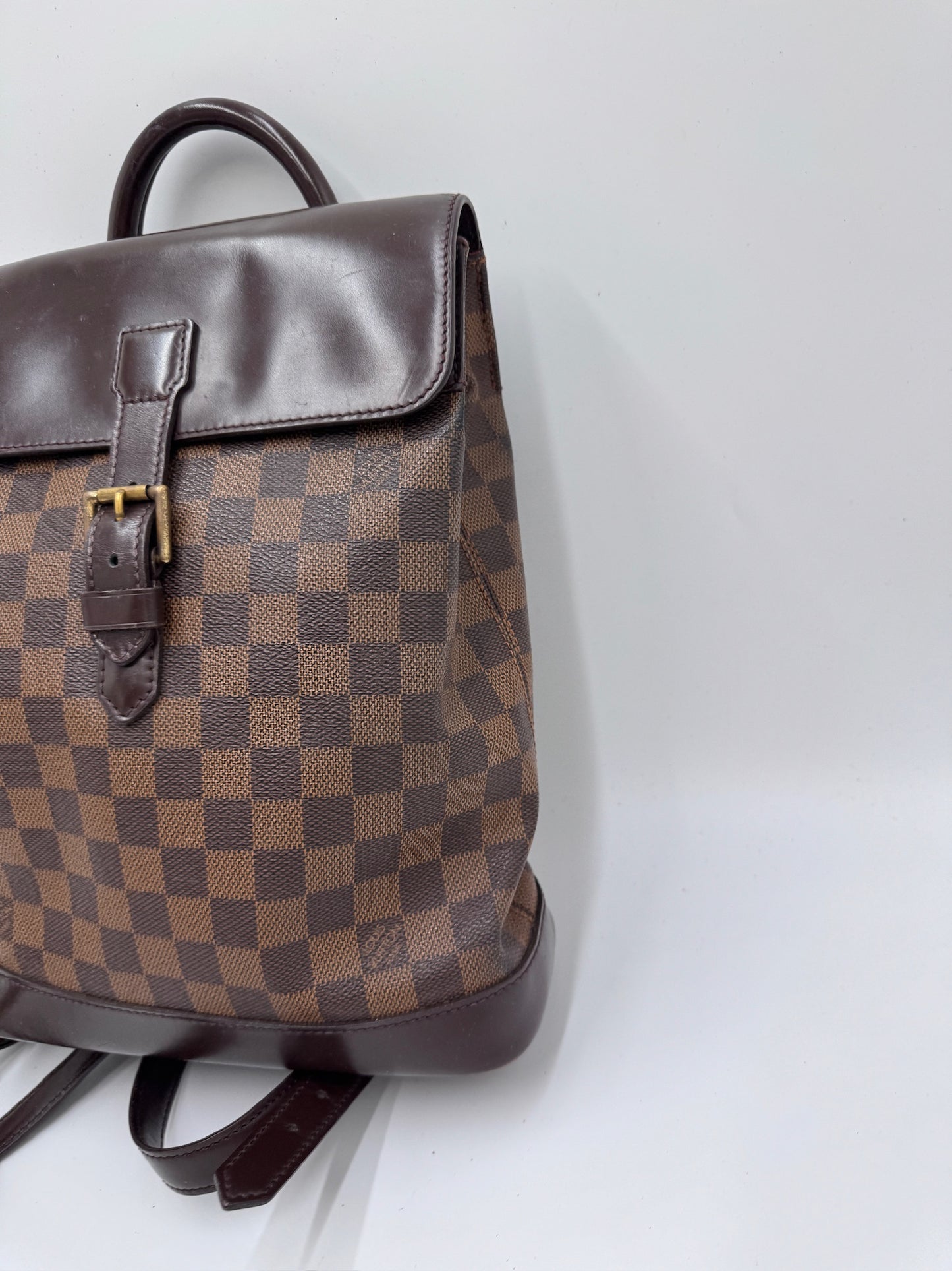 Seitliche Perspektive der secondhand Louis Vuitton Rucksack, betont das elegante Profil.