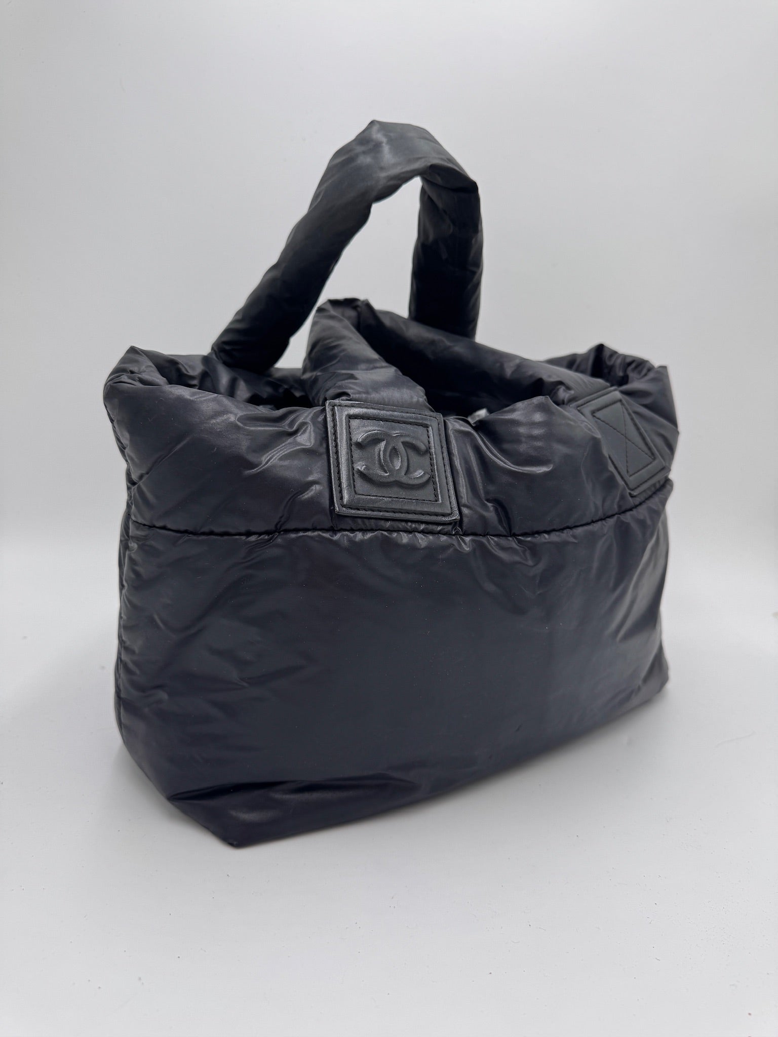 Seitenansicht der Chanel Puffer Series Nylon in Schwarz – charaktervolle preloved Tasche.