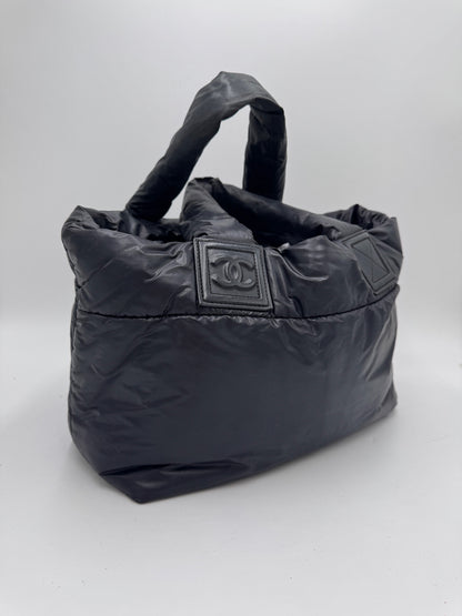 Seitenansicht der Chanel Puffer Series Nylon in Schwarz – charaktervolle preloved Tasche.