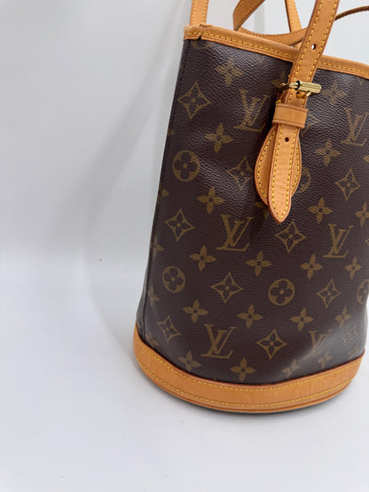 Bodenansicht der Monogram Louis Vuitton Alma PM, Shopper-Design.