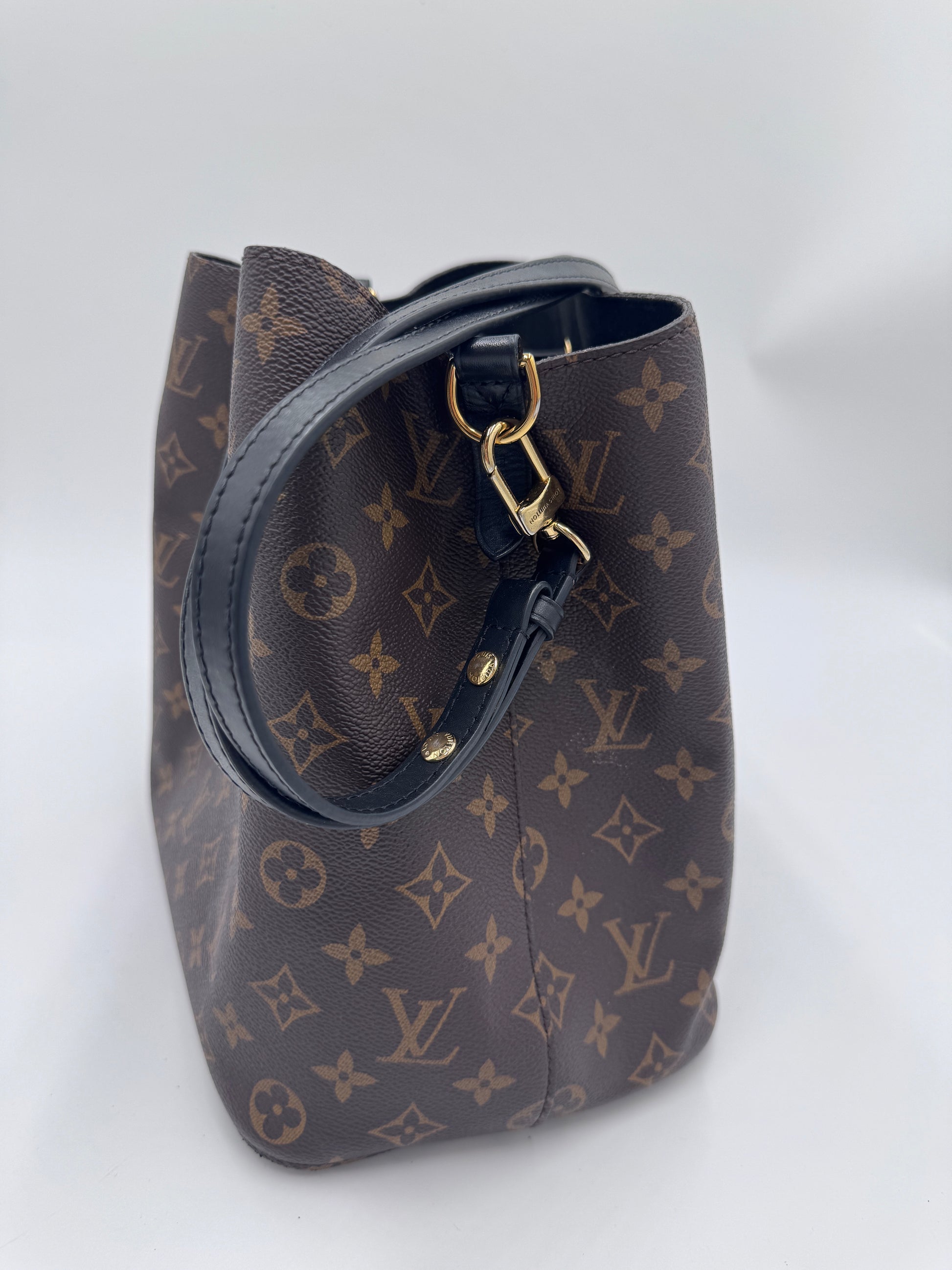 Seitenansicht der Louis Vuitton NeoNoe in monogram – charaktervolle secondhand Tasche.