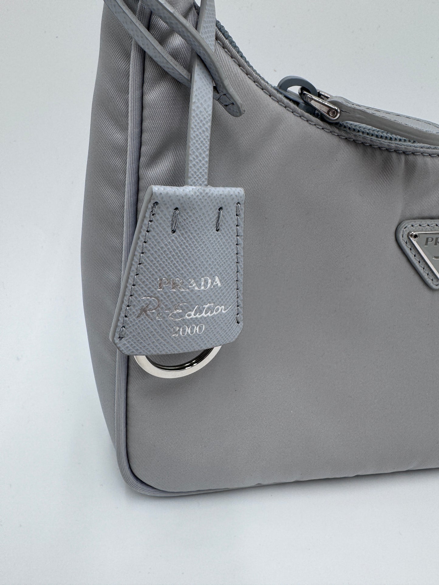 Akzente & Hardware dieser blau secondhand Prada Re-Edition 2000 im Fokus.