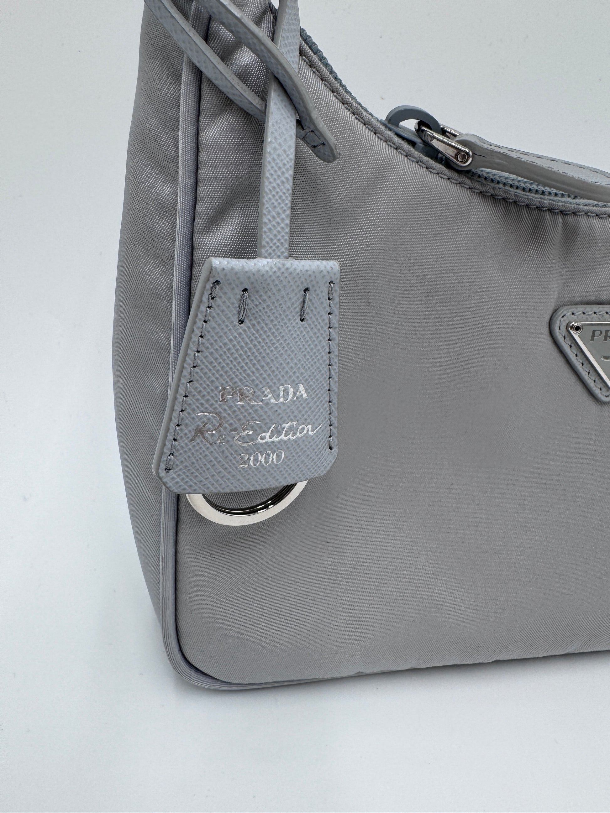 Akzente & Hardware dieser blau secondhand Prada Re-Edition 2000 im Fokus.