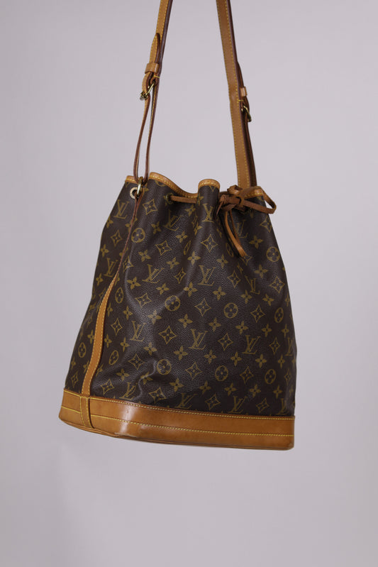 Frontalansicht der secondhand Louis Vuitton Noe Grande in monogram.