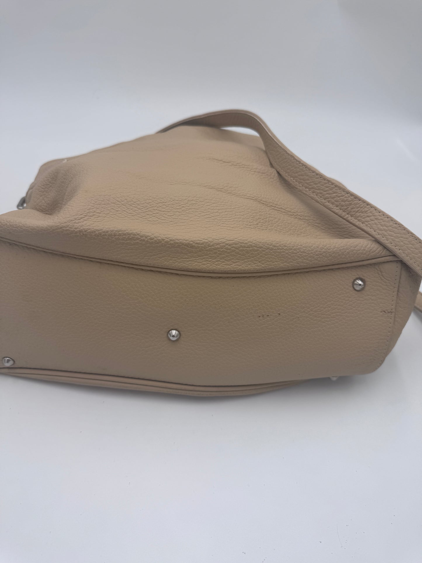 Unterseite dieser secondhand Maison Mollerus Shopper mit edlem Look in beige / creme.
