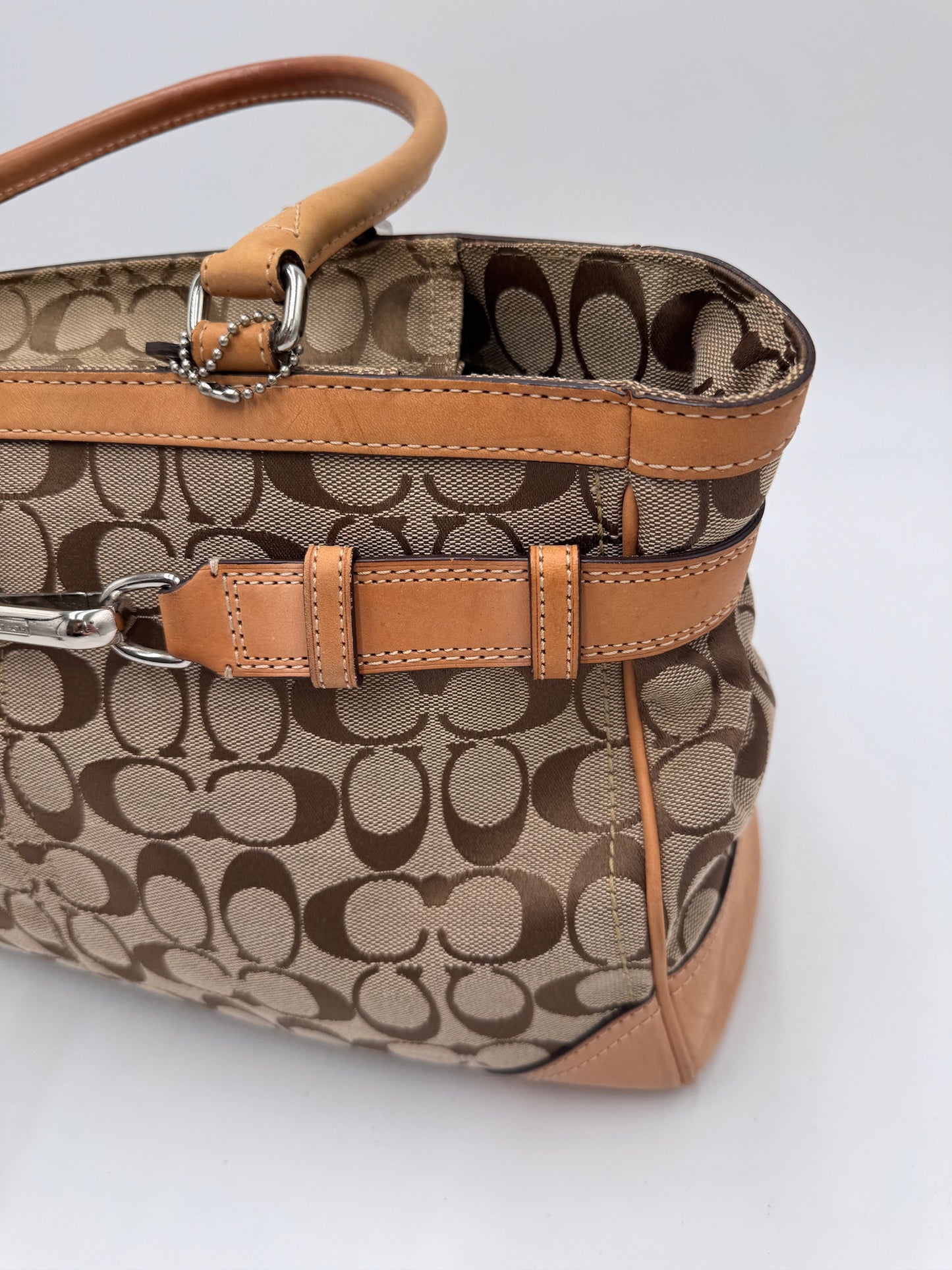 Detailaufnahme der Coach Shoulder Bag, zeigt Struktur und Material in Gelb.