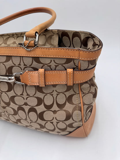 Detailaufnahme der Coach Shoulder Bag, zeigt Struktur und Material in Gelb.