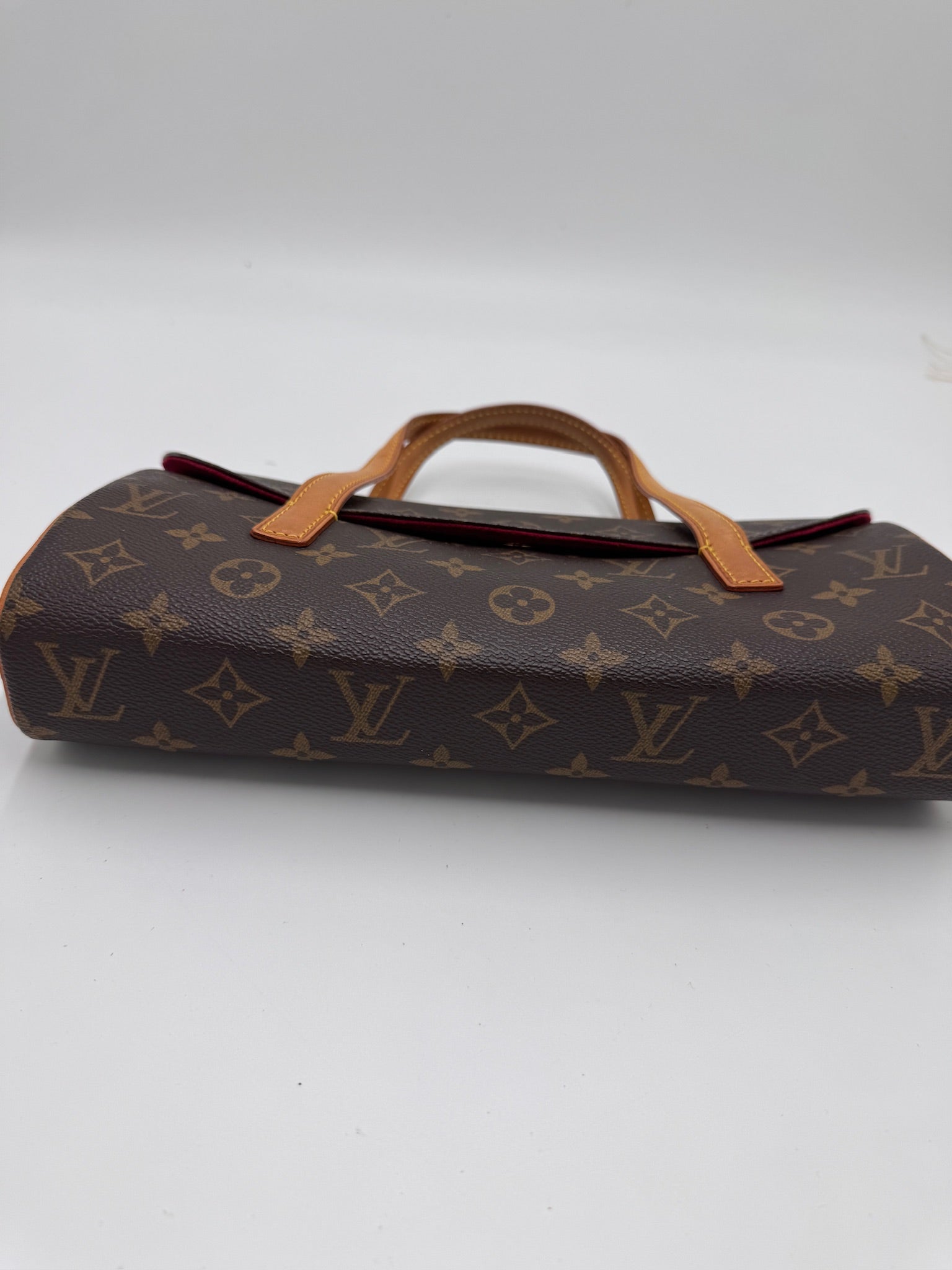 Taschenboden der pre-owned Louis Vuitton Sonatine – robuste Basis in Monogram.