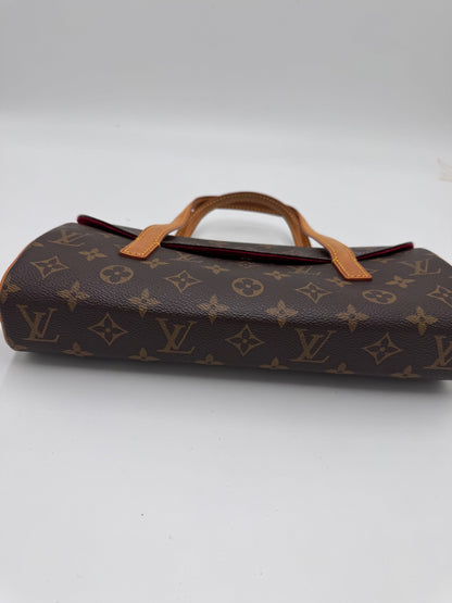 Taschenboden der pre-owned Louis Vuitton Sonatine – robuste Basis in Monogram.