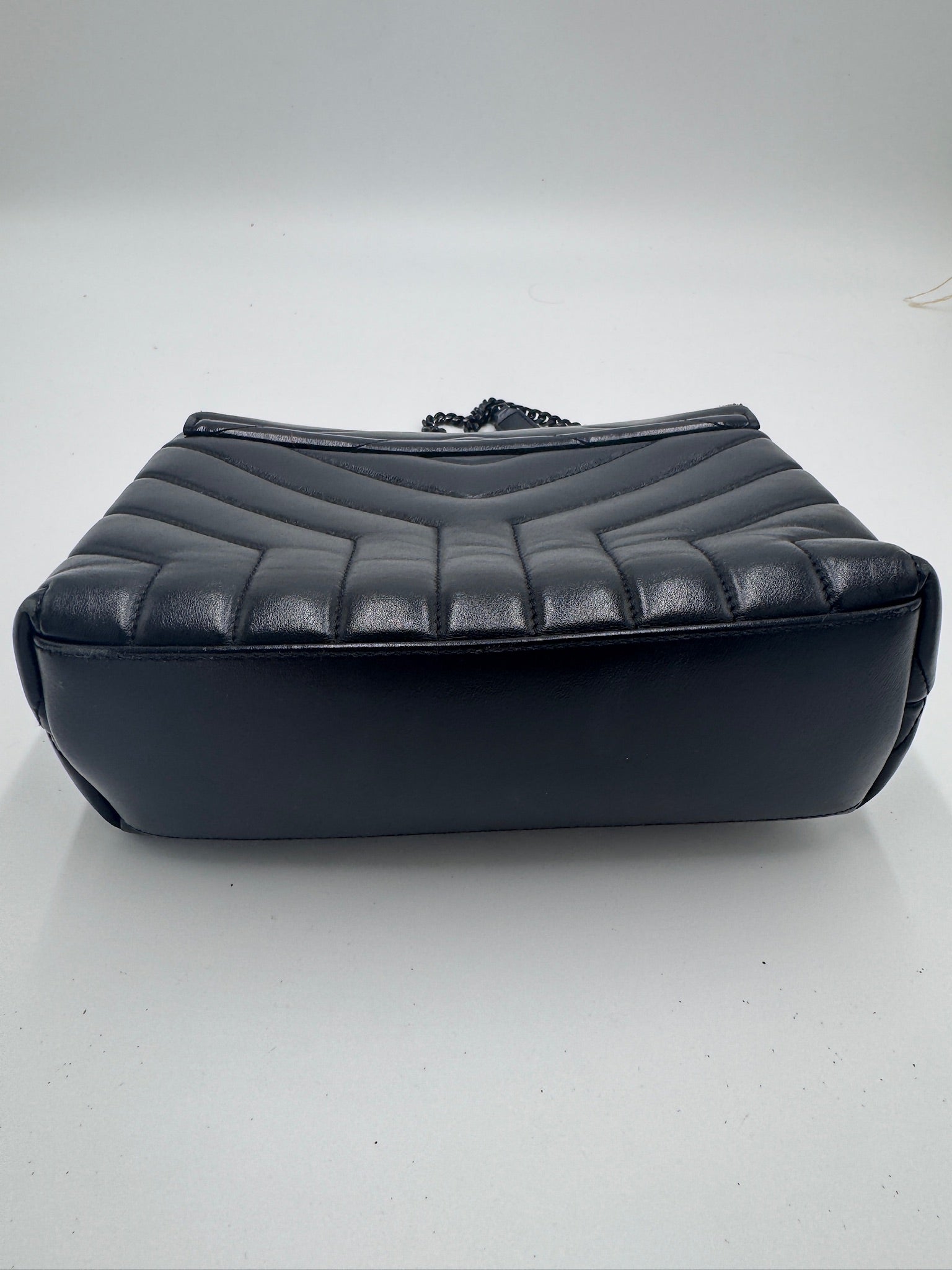 Bodenansicht der Schwarz Saint Laurent Lou Lou Medium, Schultertasche-Design.