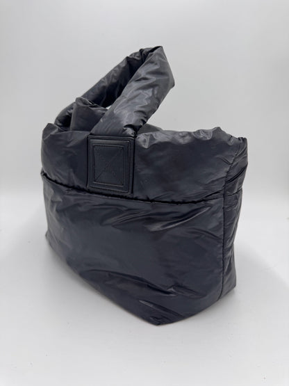 Seitenansicht der Chanel Puffer Series Nylon in Schwarz – charaktervolle preloved Tasche.