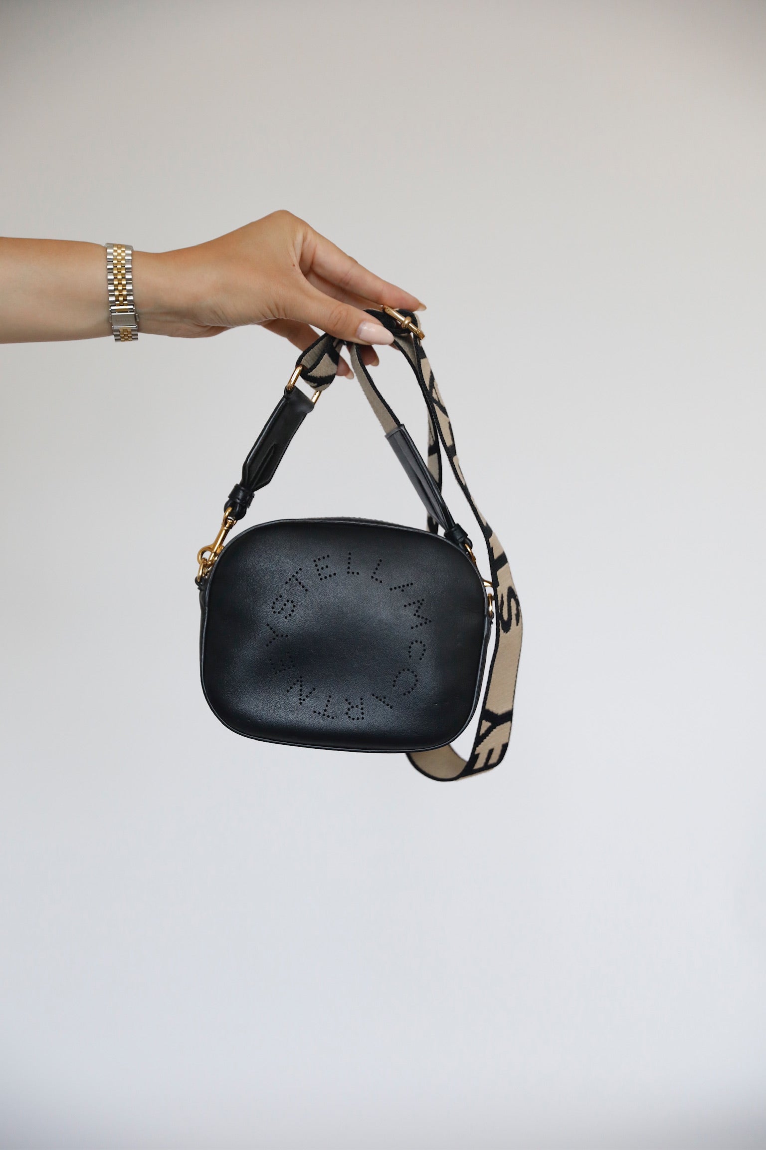 Hauptansicht der schwarz pre-owned Stella McCartney Crossbody – elegantes Statement-Piece.