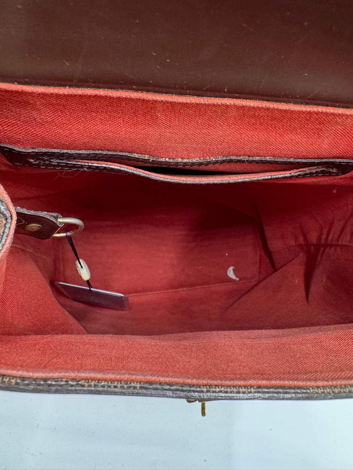 Innenansicht der secondhand Louis Vuitton Rucksack in Braun – organisiert und stilvoll.