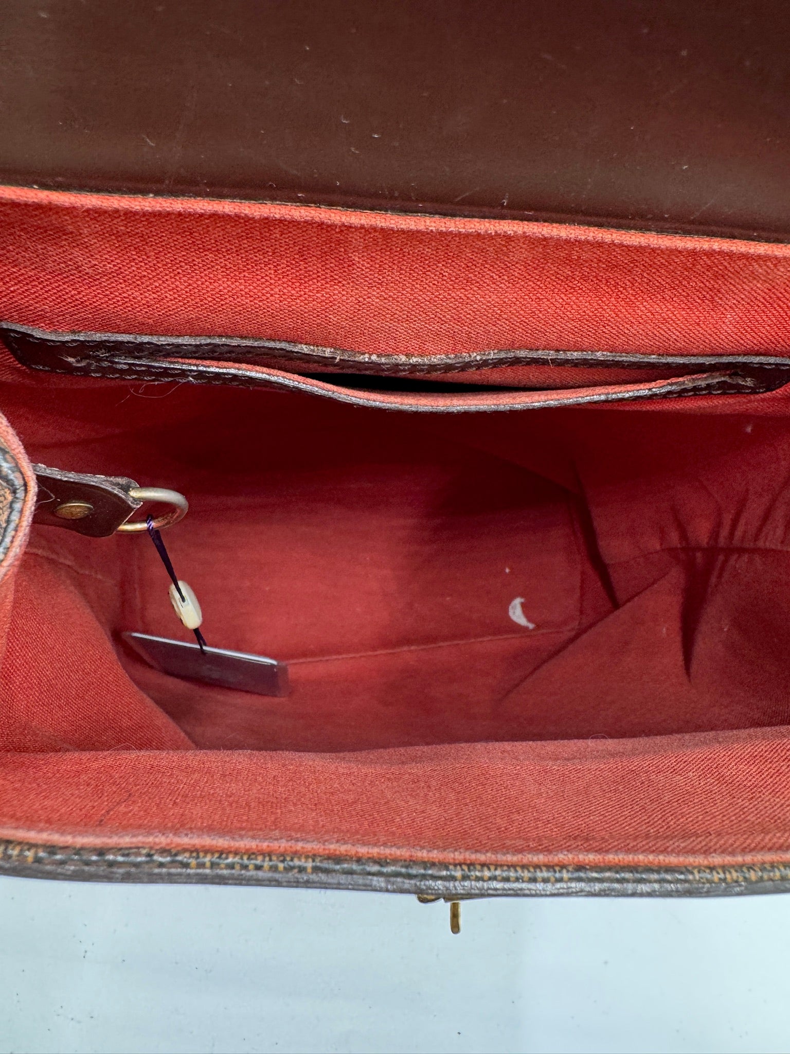 Innenansicht der secondhand Louis Vuitton Rucksack in Braun – organisiert und stilvoll.