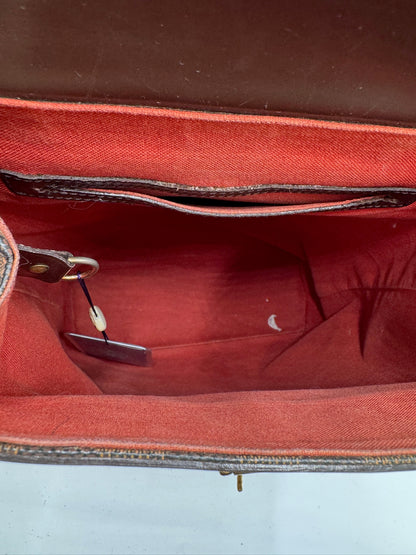 Innenansicht der secondhand Louis Vuitton Rucksack in Braun – organisiert und stilvoll.