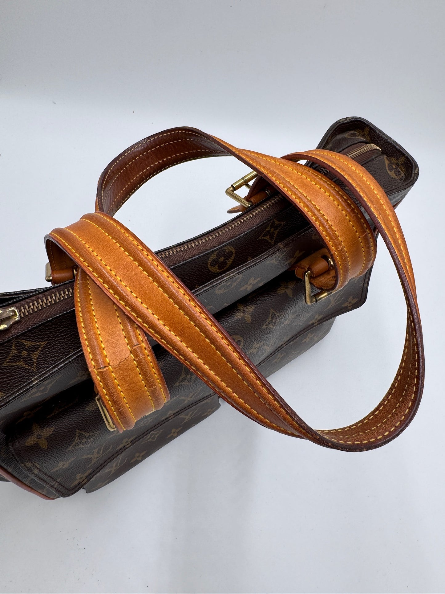 Detailaufnahme des Henkels der vintage Louis Vuitton Multiplicity Cote PVC (Monogram).