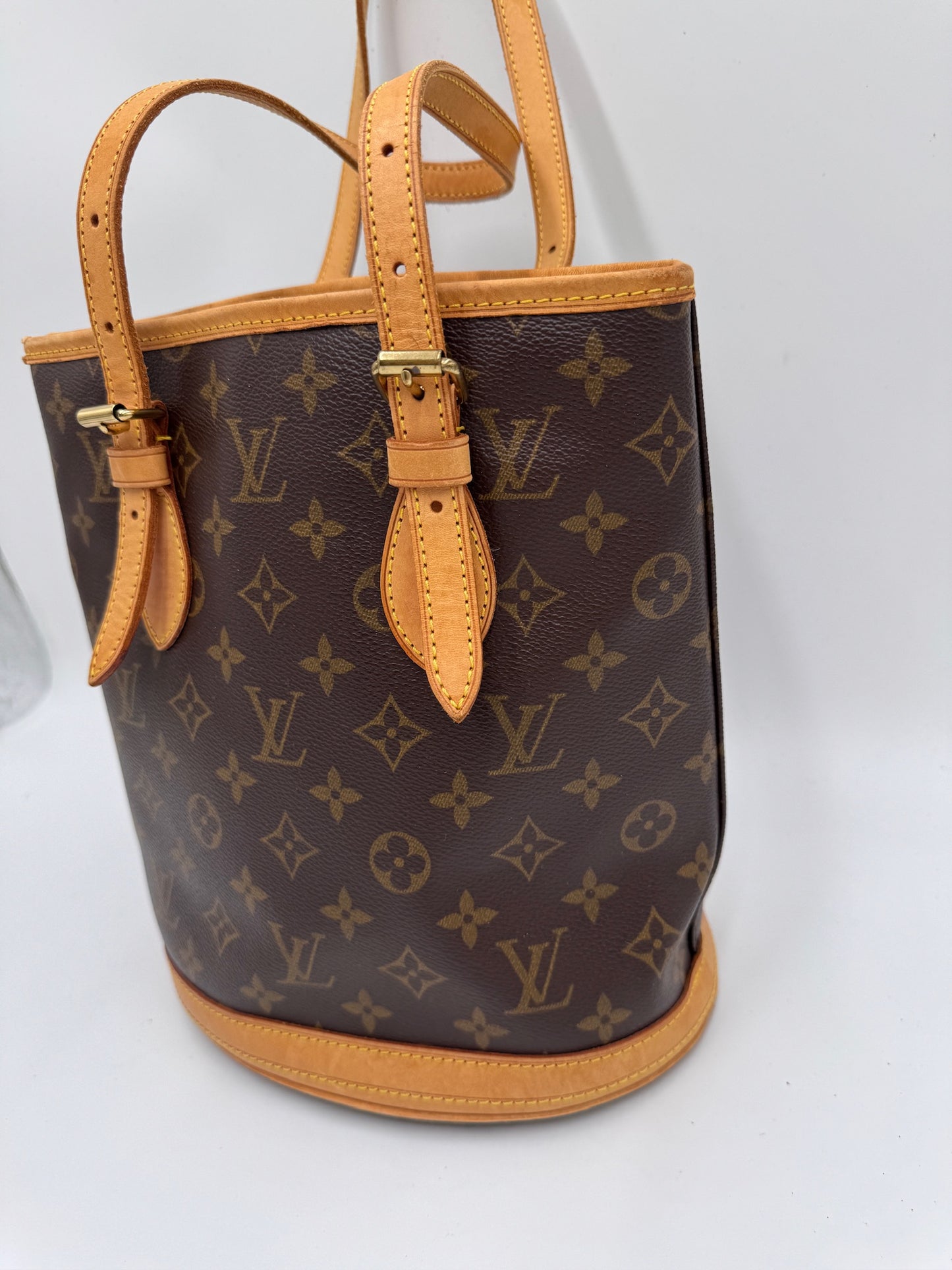Detailaufnahme der Seitenansicht dieser Monogram luxury secondhand Shopper-Tasche.