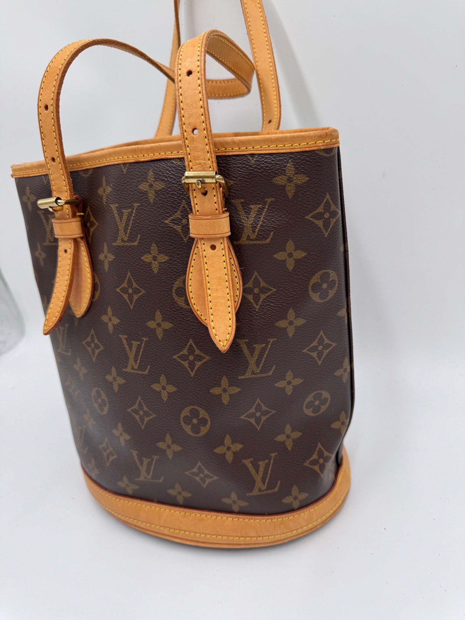 Detailaufnahme der Seitenansicht dieser Monogram luxury secondhand Shopper-Tasche.
