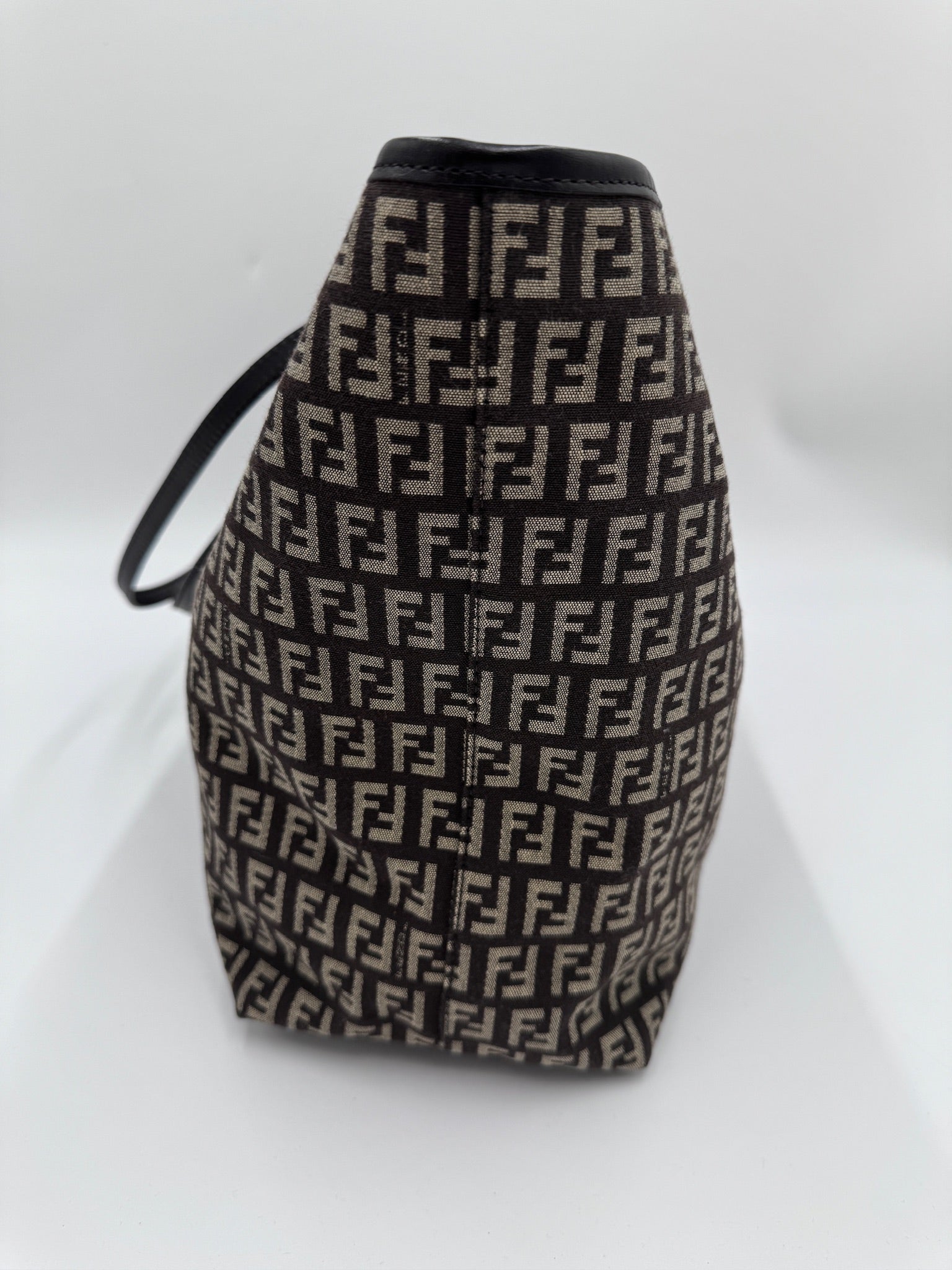 Seitenansicht der Fendi Shopper in braun – charaktervolle secondhand Tasche.