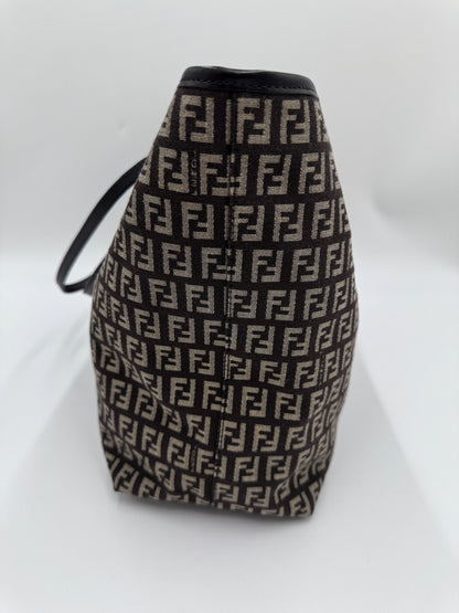 Seitenansicht der Fendi Shopper in braun – charaktervolle secondhand Tasche.