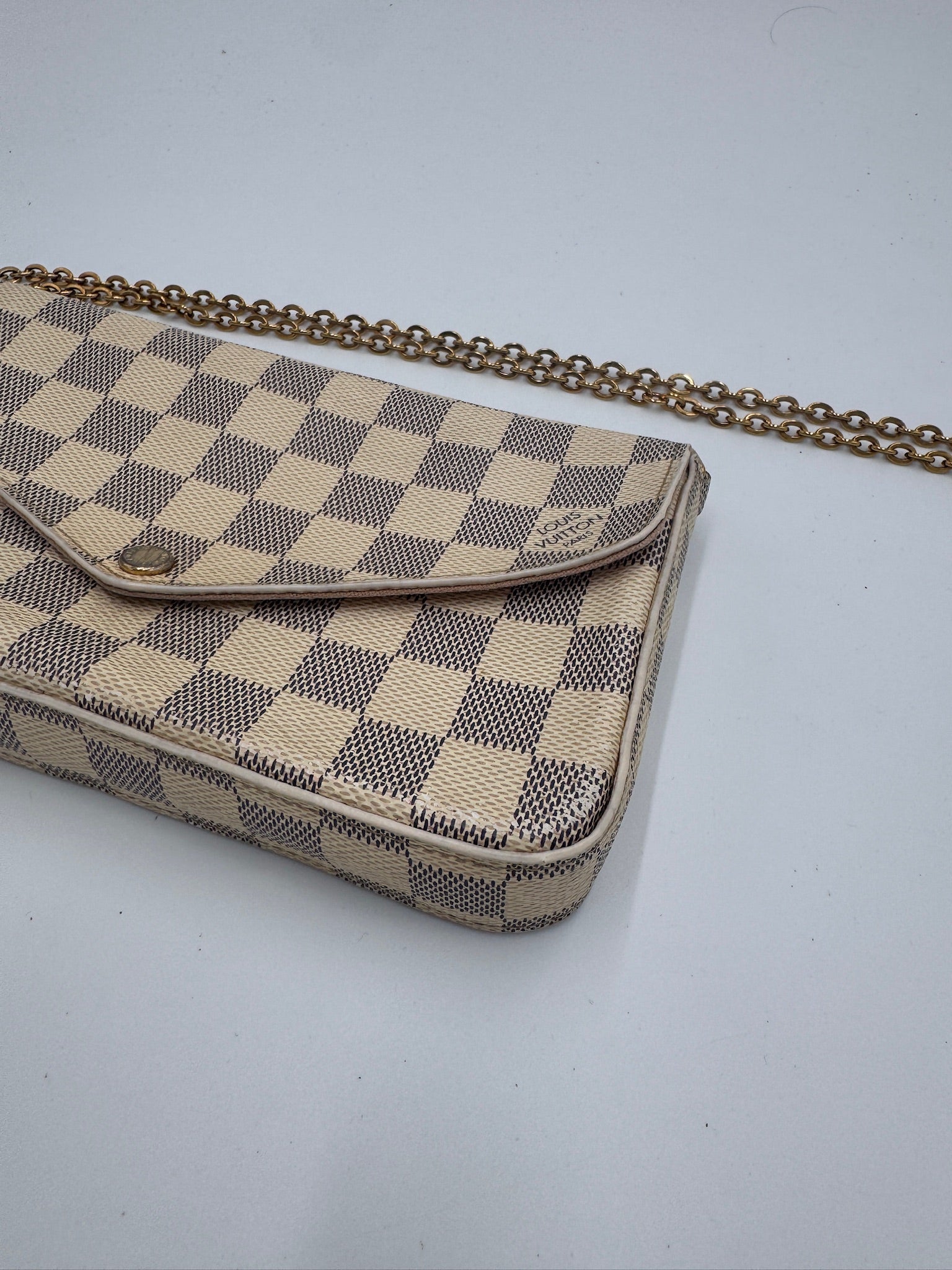 Seitliche Perspektive der preloved Louis Vuitton Felicite, betont das elegante Profil.