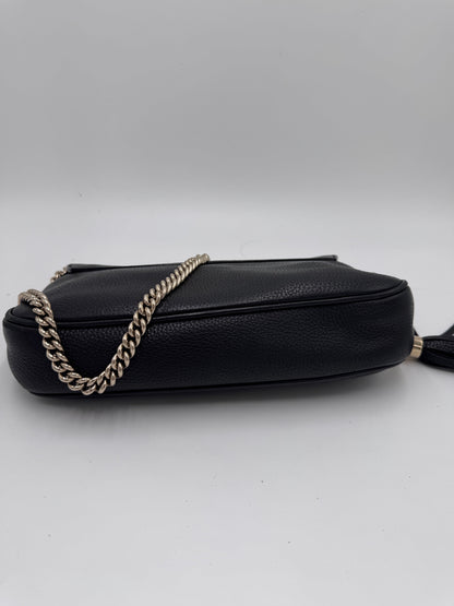 Taschenboden der preloved Gucci Crossbody – robuste Basis in Schwarz.
