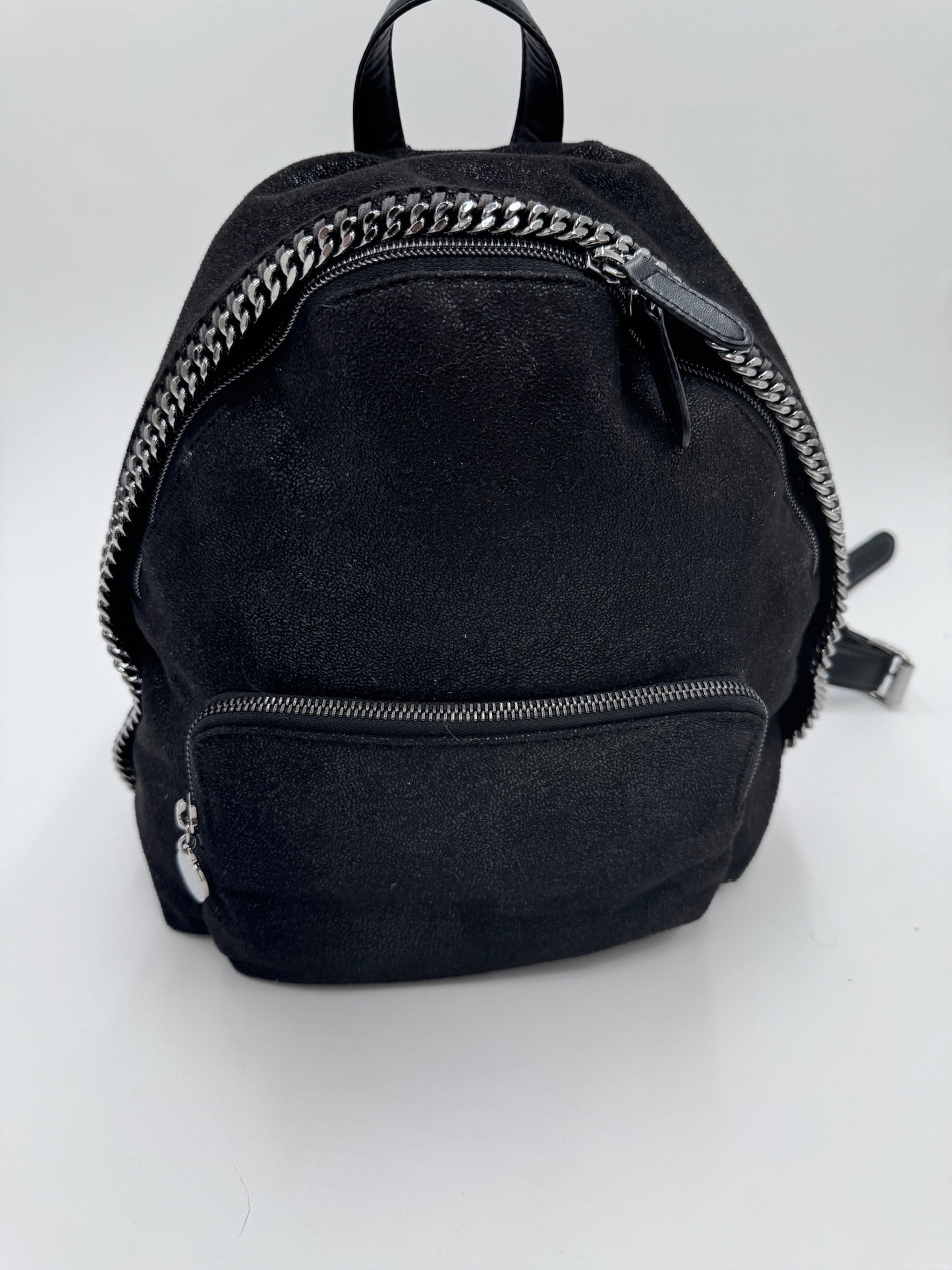 Komplette Ansicht der pre-owned Stella McCartney Rucksack – luxuriöse Rucksack -Tasche in schwarz.
