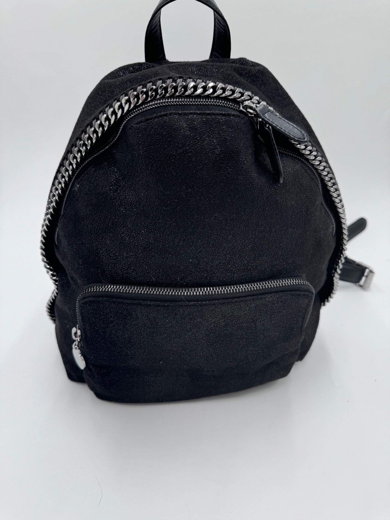Komplette Ansicht der pre-owned Stella McCartney Rucksack – luxuriöse Rucksack -Tasche in schwarz.